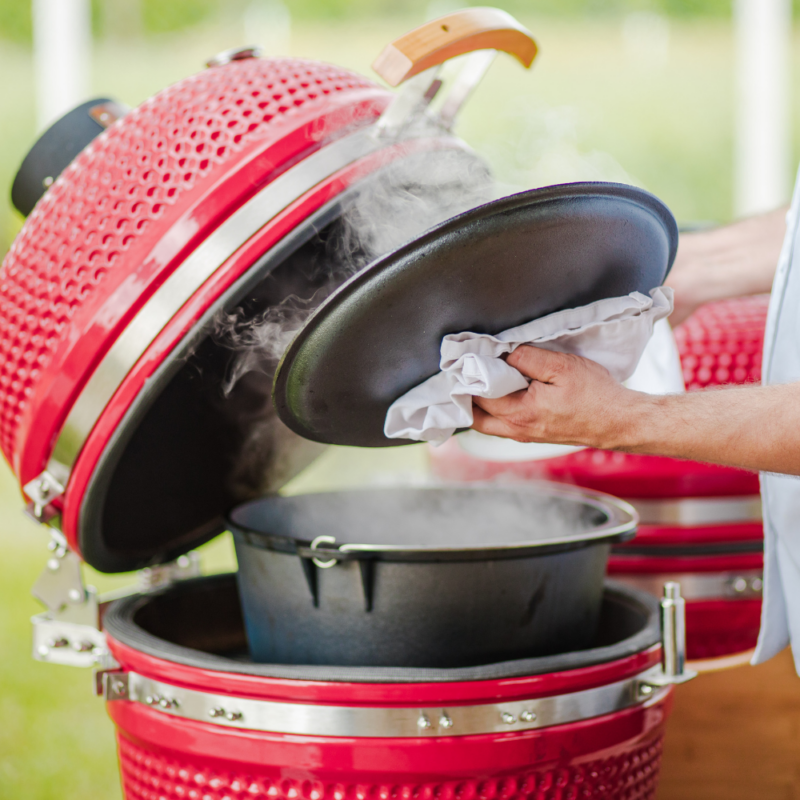 21 crveni kamado s dutch ovenom
