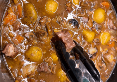 Beef bourguignon u lijevanom željezu