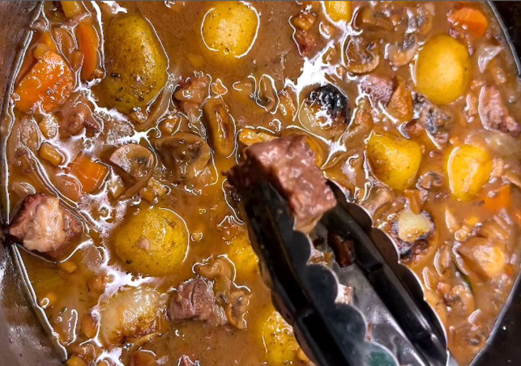 Beef bourguignon u lijevanom željezu